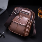 Borsa a tracolla in pelle marrone con tasca frontale e cerniera, design elegante, ideale per uomo, accessorio moda, stile casual e business.