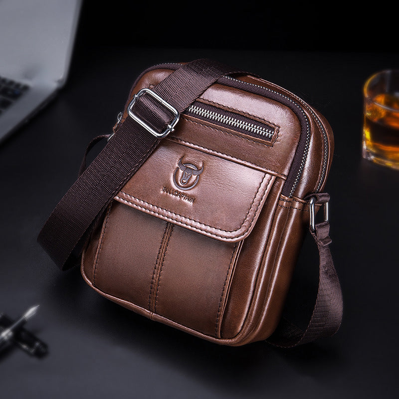Borsa a tracolla in pelle marrone con tasca frontale e cerniera, design elegante, ideale per uomo, accessorio moda, stile casual e business.