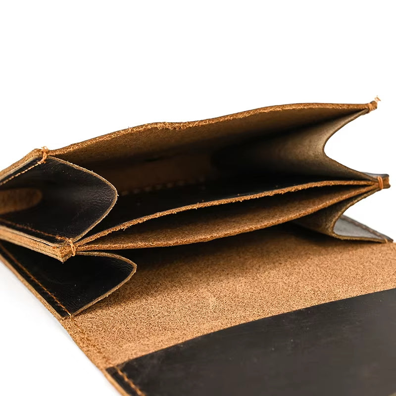Portafoglio in pelle marrone aperto, design minimalista, scomparti multipli per carte e contanti, accessorio moda uomo e donna, alta qualità.