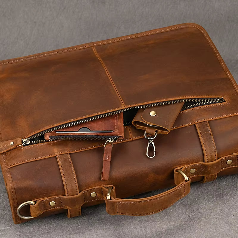 Borsa ventiquattrore in pelle marrone con cerniere e manico robusto, ideale per lavoro e viaggi. Design elegante e funzionale.