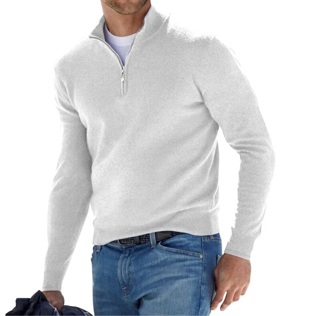 Maglione uomo bianco con zip, collo alto, indossato con jeans blu. Moda casual, abbigliamento invernale, stile elegante e confortevole.