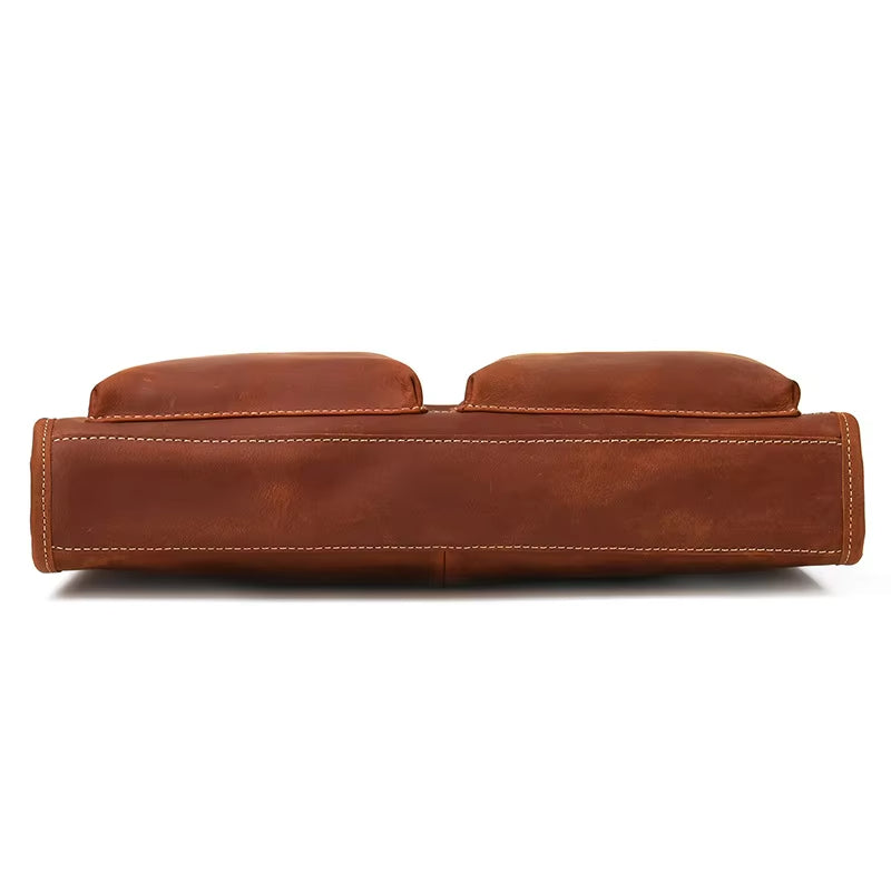 Borsa a tracolla in pelle marrone, vista dal basso, con cuciture bianche. Design elegante e resistente, ideale per moda e accessori uomo.