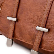 Borsa in pelle marrone con dettagli in metallo argentato, design elegante e moderno, ideale per moda uomo e donna, accessorio di tendenza.
