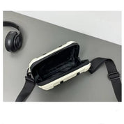 Borsa a tracolla bianca aperta su tavolo grigio, con cuffie nere accanto. Design moderno, ideale per accessori moda e tecnologia.