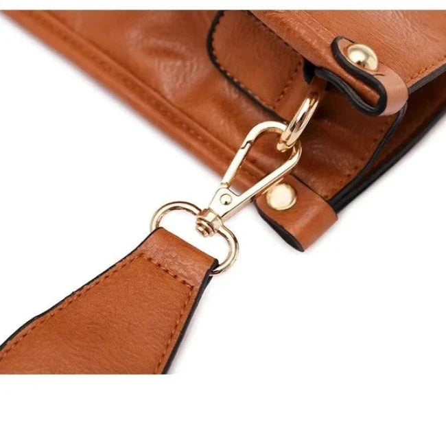 Cinturino in pelle marrone con moschettone dorato, dettaglio borsa elegante, accessorio moda donna, chiusura sicura, design raffinato.