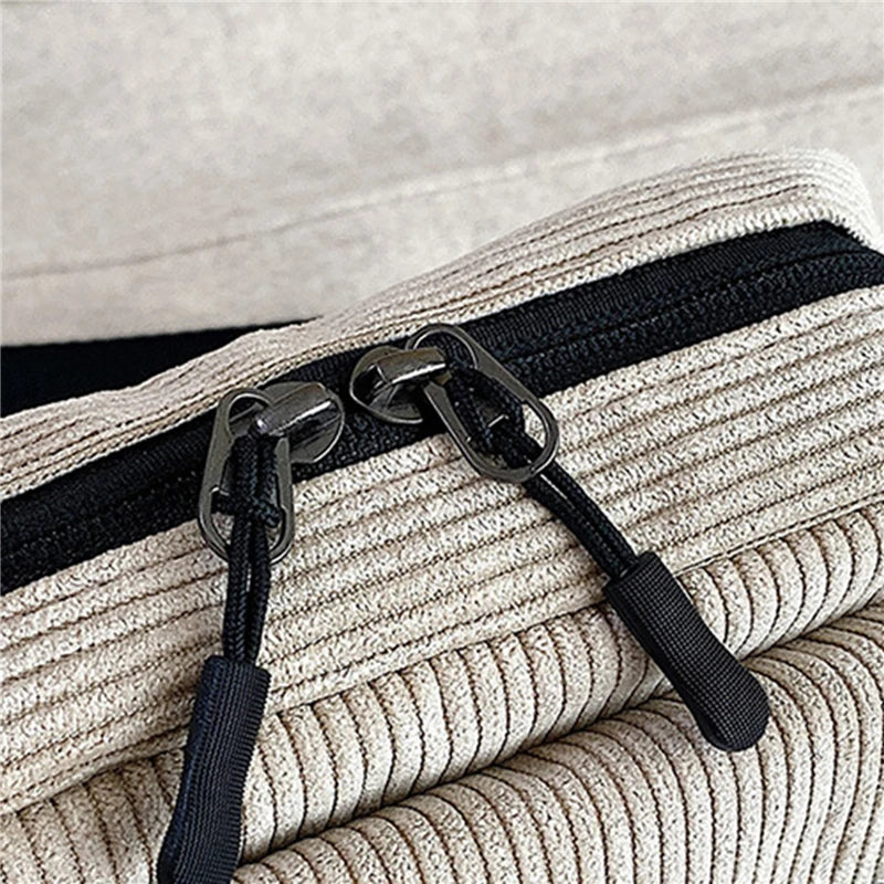 Zaino beige in tessuto a coste con doppia cerniera nera, design moderno e resistente, ideale per scuola e viaggio. Accessorio moda unisex.