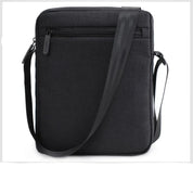 Borsa a tracolla nera in tessuto, design minimalista, con cerniera frontale e tracolla regolabile. Ideale per uomo e donna, moda casual.