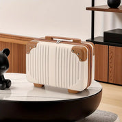 Valigia rigida bianca con angoli rinforzati in pelle marrone su tavolo moderno, design elegante, ideale per viaggi e business, accessorio di lusso.