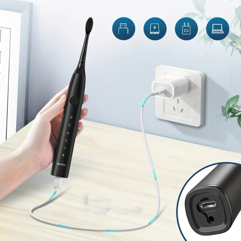 Spazzolino elettrico nero in carica, con cavo USB collegato a una presa a muro. Design moderno, tecnologia avanzata, igiene orale efficace.