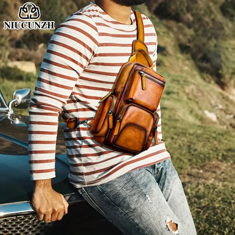Uomo con borsa a tracolla in pelle marrone, stile casual, appoggiato a un'auto. Moda maschile, accessori eleganti, outdoor.