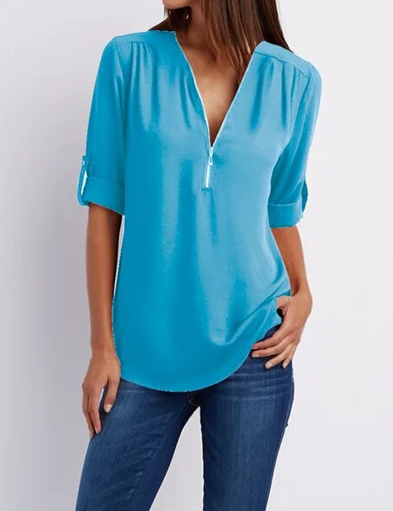 4 arrotolabili, scollo a V, abbinata a jeans. Moda casual elegante, abbigliamento femminile trendy.