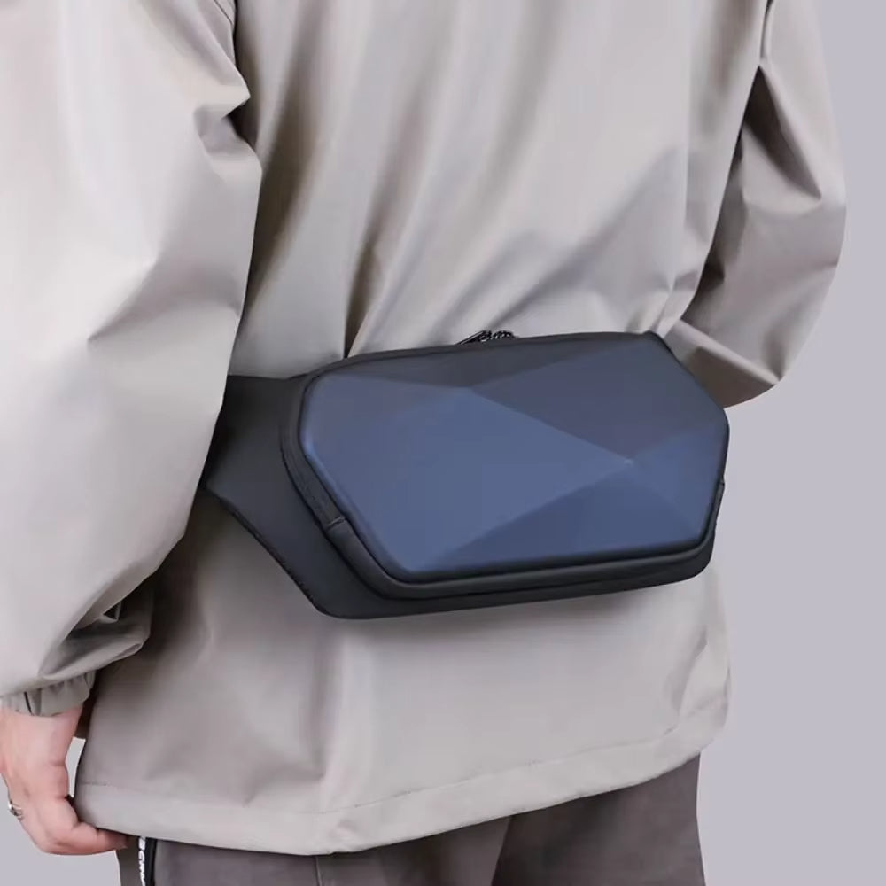 Marsupio geometrico nero e blu indossato in vita, design moderno e minimalista, ideale per viaggi e attività all'aperto. Accessorio moda unisex.