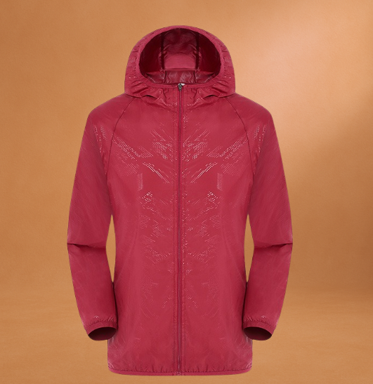 Giacca a vento rossa con cappuccio, design moderno, tessuto impermeabile, ideale per attività outdoor e sport, su sfondo arancione.