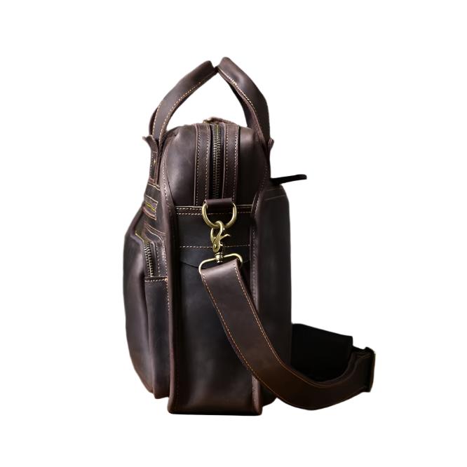 Borsa a tracolla in pelle marrone scuro, design elegante, con manici e tracolla regolabile, ideale per lavoro e viaggio.