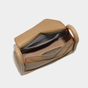 Borsa a tracolla in pelle beige aperta, con scomparti interni e cerniere, design elegante e funzionale, accessorio moda donna di alta qualità.