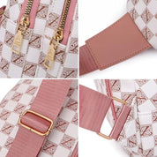 Zaino elegante in pelle bianca e rosa con dettagli dorati, cerniere doppie, fibbie regolabili e motivo a scacchi. Accessorio moda donna.