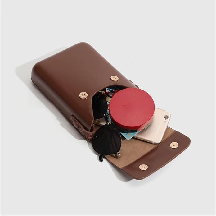 Custodia in pelle marrone con bottone, contenente occhiali da sole, smartphone e accessori. Design elegante e funzionale per organizzazione quotidiana.