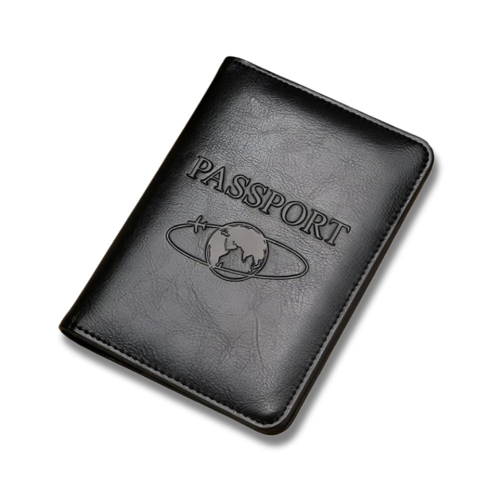 Custodia passaporto in pelle nera con incisione "PASSPORT" e simbolo del globo. Accessorio da viaggio elegante e protettivo.