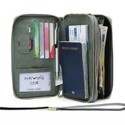 Portafoglio da viaggio in pelle verde con cerniera, scomparti per carte di credito, passaporto, penna e contanti. Design compatto e funzionale.