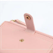 Portafoglio donna in pelle rosa con chiusura a bottone, design elegante e moderno, ideale per moda femminile e accessori di lusso.