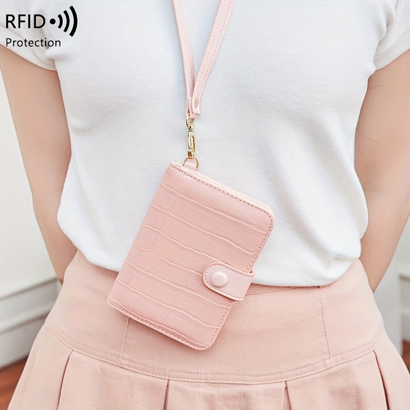 Portafoglio rosa con protezione RFID, design a coccodrillo, indossato a tracolla. Accessorio moda donna, elegante e sicuro per carte e contanti.