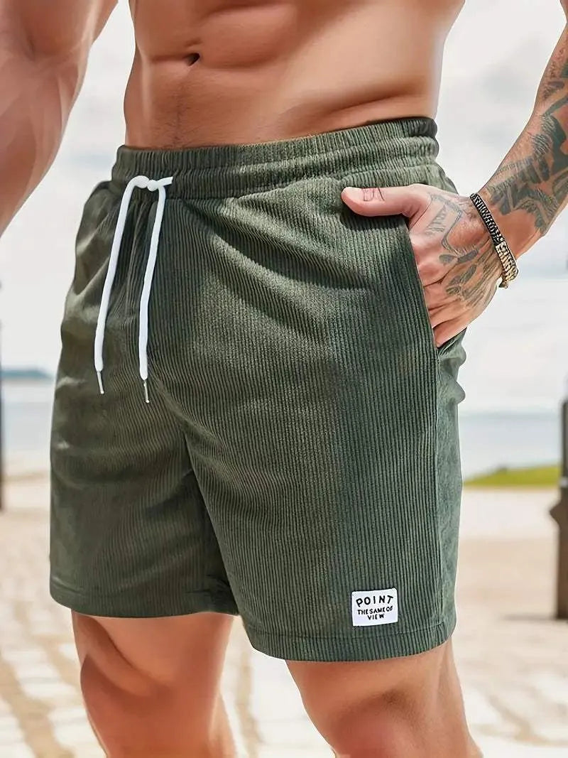Shorts da uomo verde oliva, tessuto a coste, con laccio bianco in vita. Design casual estivo, ideale per spiaggia e tempo libero.
