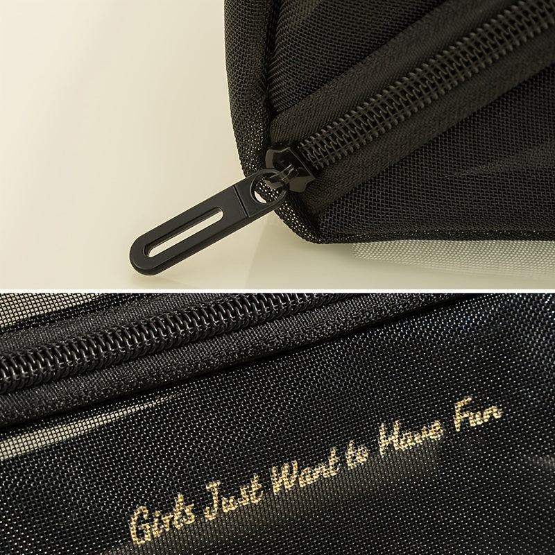 Borsa nera con cerniera, dettaglio scritta "Girls Just Want to Have Fun". Design elegante, ideale per moda femminile e accessori.