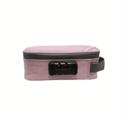 Astuccio da viaggio rosa con chiusura a combinazione, manico laterale e cerniera. Ideale per cosmetici e accessori. Design compatto e sicuro.