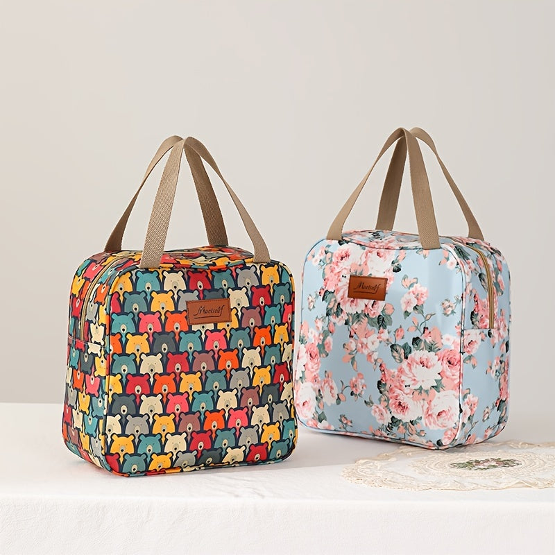 Due borse termiche colorate con manici, una con motivo orsetti multicolore e l'altra con fiori rosa su sfondo azzurro, su tavolo bianco.