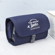 Borsa da viaggio blu scuro con scritta "Top player Together", chiusura a fibbia, ideale per viaggi a lungo termine, su sfondo marmo bianco.
