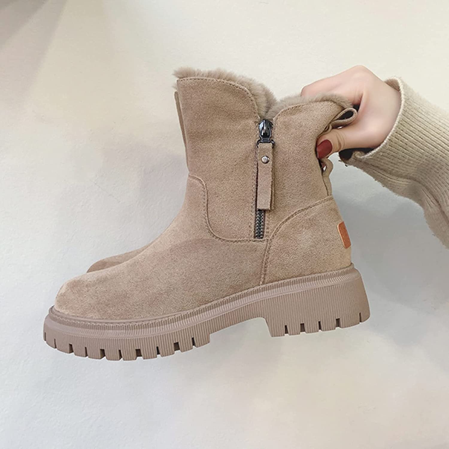 Stivali invernali beige da donna con cerniera laterale, suola antiscivolo e fodera in pelliccia sintetica. Scarpe calde e comode per l'inverno.