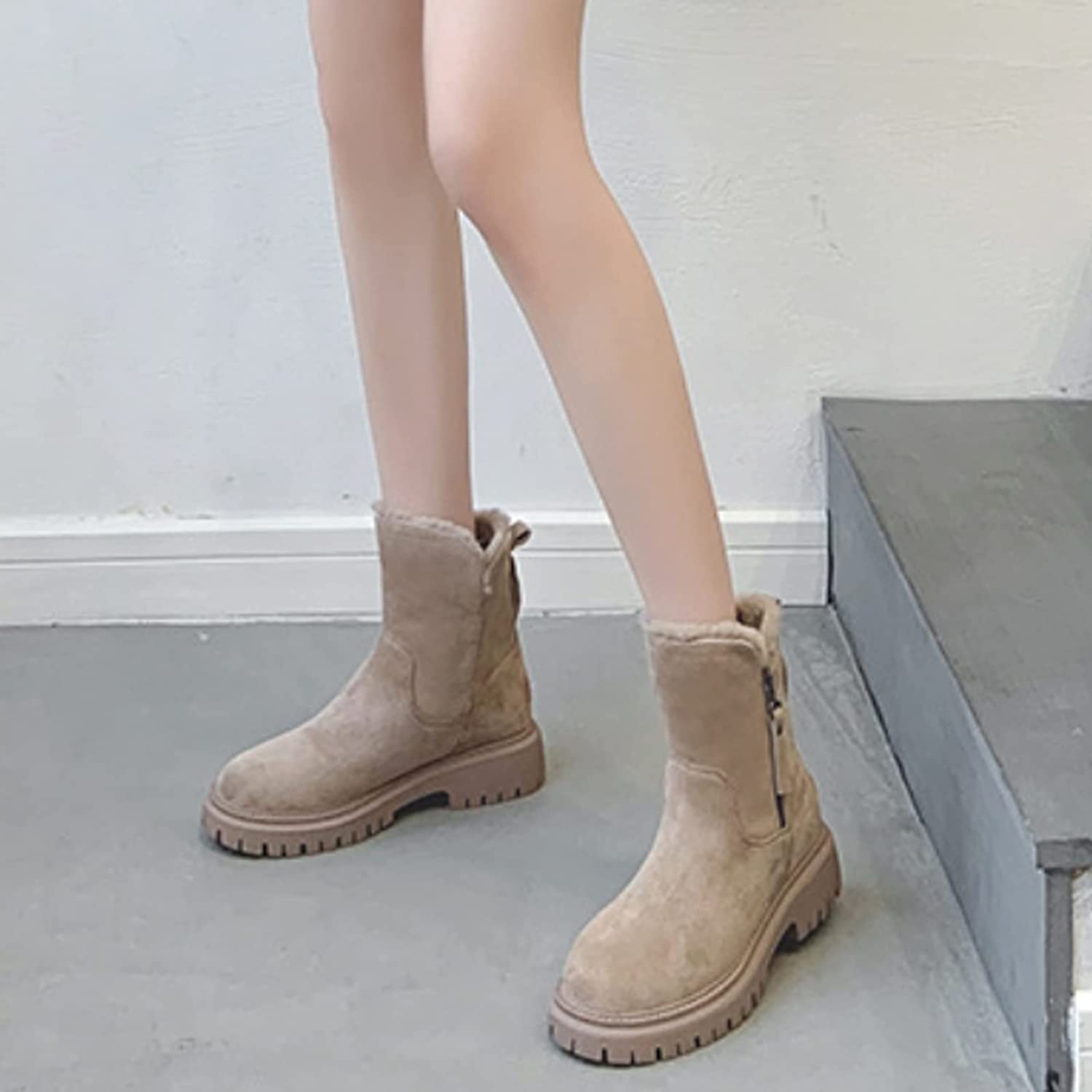 Stivali invernali beige da donna con suola antiscivolo, chiusura laterale con zip, design moderno, ideali per look casual e giornate fredde.