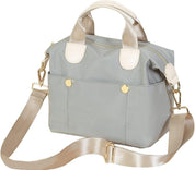 Borsa a tracolla grigia da donna in nylon impermeabile, con manici beige e dettagli dorati. Design elegante e pratico per uso quotidiano.