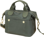 Borsa a tracolla verde oliva in nylon impermeabile con manici, cerniera dorata e dettagli metallici. Design elegante e funzionale per donna.