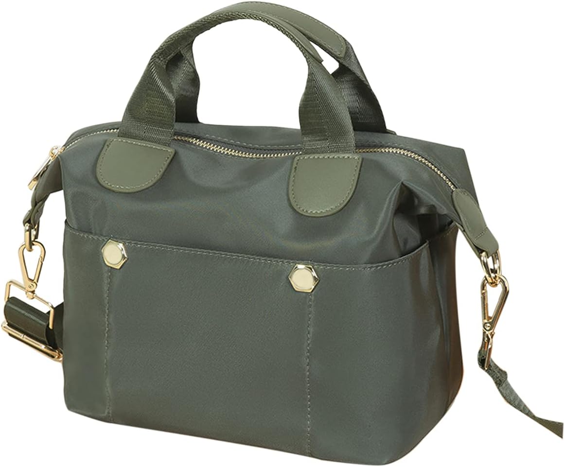 Borsa a tracolla verde oliva in nylon impermeabile con manici, cerniera dorata e dettagli metallici. Design elegante e funzionale per donna.