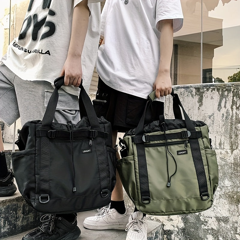 Due borse a tracolla unisex, una nera e una verde, con manici robusti e tasche multiple, indossate da due persone in abbigliamento casual.
