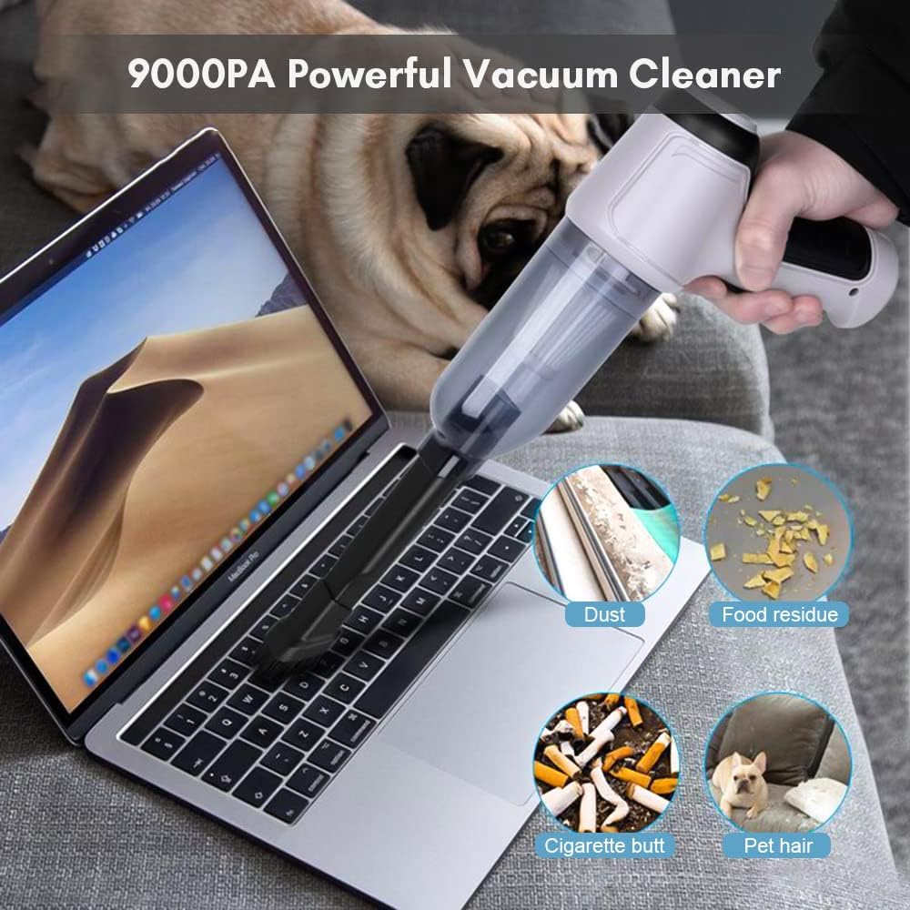 Aspirapolvere portatile 9000PA pulisce tastiera laptop su divano grigio con cane. Rimuove polvere, residui cibo, peli animali, mozziconi sigaretta.