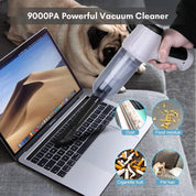 Aspirapolvere portatile 9000PA pulisce tastiera laptop su divano grigio con cane. Rimuove polvere, residui cibo, peli animali, mozziconi sigaretta.