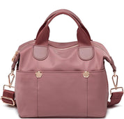 Borsa a tracolla rosa in nylon impermeabile, design elegante con manici e dettagli in metallo dorato, ideale per moda donna e uso quotidiano.