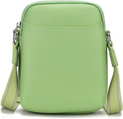 Borsa a tracolla verde chiaro in pelle sintetica, design minimalista, con cerniera superiore e tracolla regolabile. Accessorio moda donna elegante.