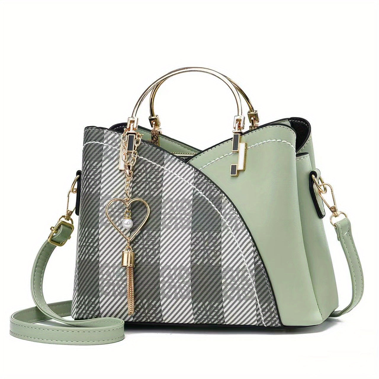 Borsa a tracolla verde con motivo a quadri, manico dorato e ciondolo a cuore. Elegante accessorio moda donna, perfetto per ogni occasione.