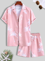 Completo estivo uomo rosa con palme bianche, camicia a maniche corte e pantaloncini coordinati. Perfetto per look casual e vacanze.