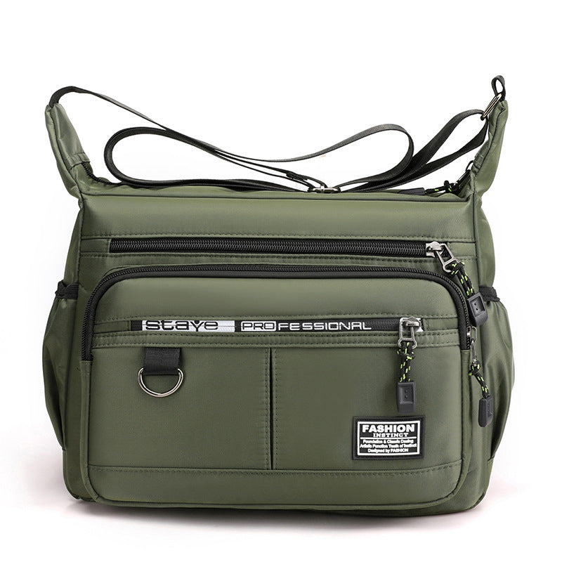 Borsa a tracolla verde militare unisex, design moderno, tasche multiple con cerniera, ideale per viaggi e uso quotidiano. Accessorio moda pratico.