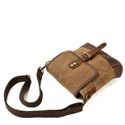 Borsa a tracolla in tela marrone con dettagli in pelle, tasca frontale con fibbia, ideale per uomo e donna, stile vintage e casual.