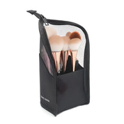 Set di pennelli trucco professionali con manici dorati in una custodia nera a rete. Accessori cosmetici essenziali per make-up artist e appassionati.