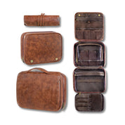 Set da viaggio in pelle marrone, include borsa da toilette con zip, scomparti multipli e astuccio arrotolabile. Elegante e funzionale per uomo.