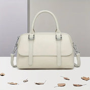 Borsa a mano bianca elegante in pelle sintetica, design moderno con manici e tracolla regolabile, perfetta per moda autunno.