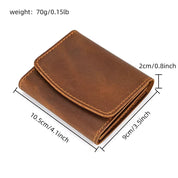 Portafoglio in pelle marrone, compatto, dimensioni 10,5x9x2 cm, peso 70g. Design elegante, ideale per uomo, perfetto per carte e contanti.