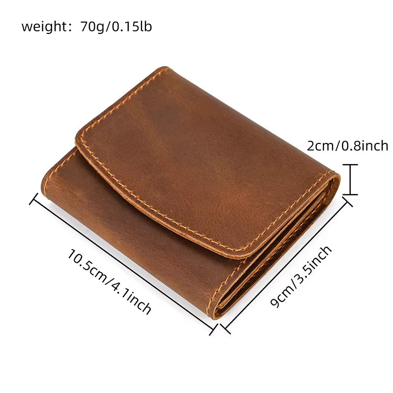 Portafoglio in pelle marrone, compatto, dimensioni 10,5x9x2 cm, peso 70g. Design elegante, ideale per uomo, perfetto per carte e contanti.