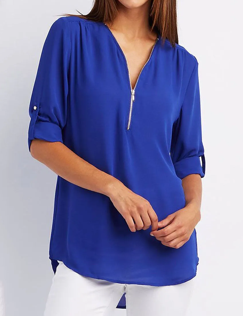 4 arrotolate, abbinata a pantaloni bianchi. Moda casual elegante, abbigliamento femminile.